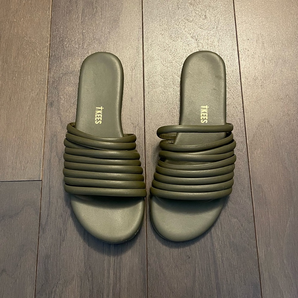 TKEES Caro Sandal in Olive Green Size 7